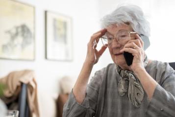 A lady speaking on the telephone. 